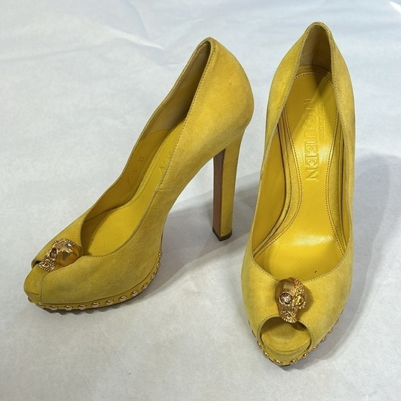 Alexander McQueen yellow suede peep toe heels embellished gold skull women’s 38 - Picture 13 of 13